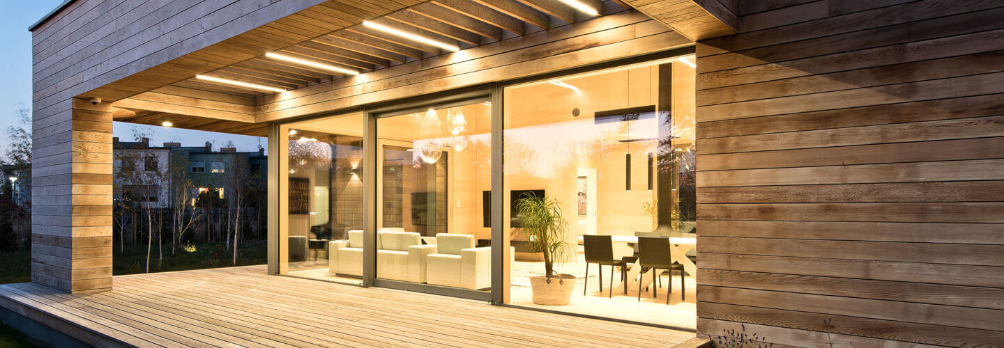 Terrasse en bois et fenêtre type baie vitrée