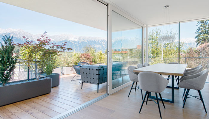 Baie vitrée et portes coulissantes avec vue sur terrasse